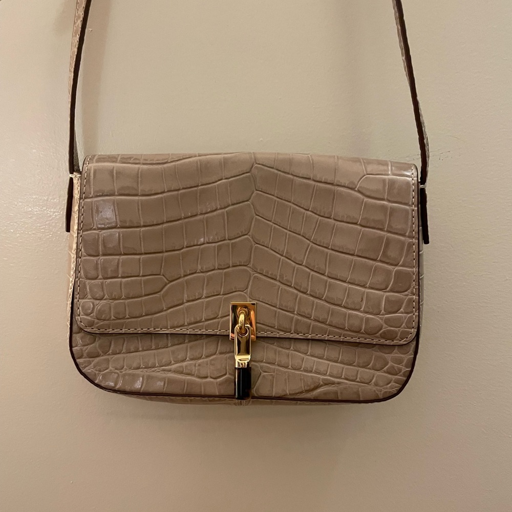 Beautiful faux croc beige elizabeth and James crossbody bag. ✨